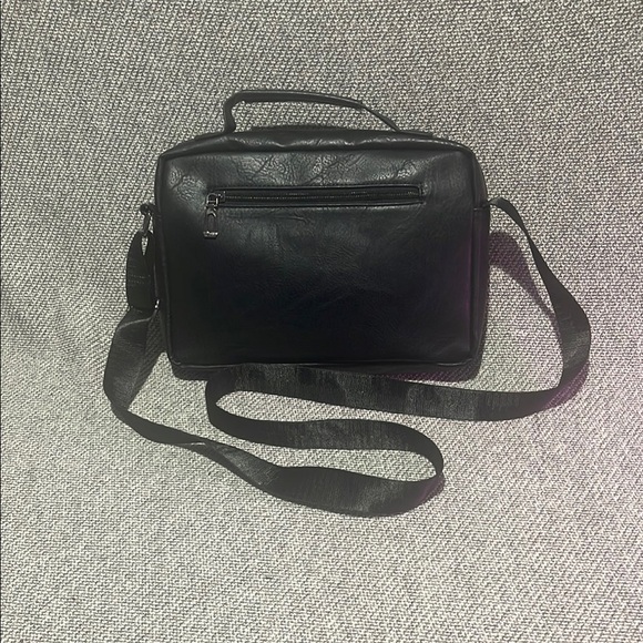 Sleek Black Messenger Bag with Adjustable Strap and Structured Design - Picture 4 of 16